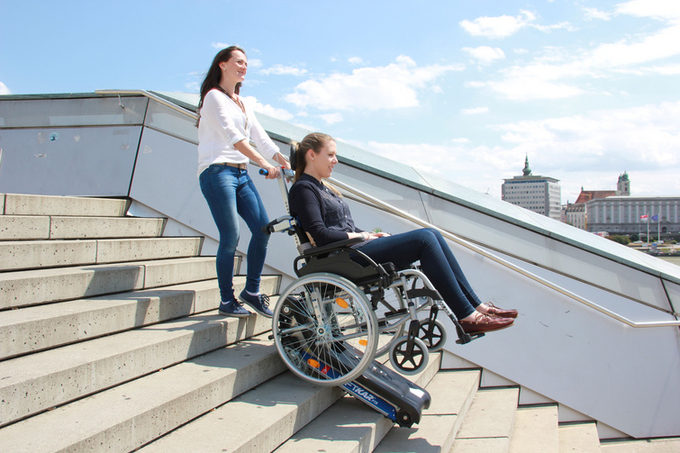 Auf dem Bild sehen Sie den LIFTKAR PTR im Einsatz über Treppen