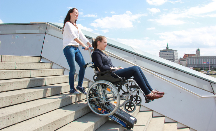 Auf dem Bild sehen Sie den LIFTKAR PTR im Einsatz über Treppen