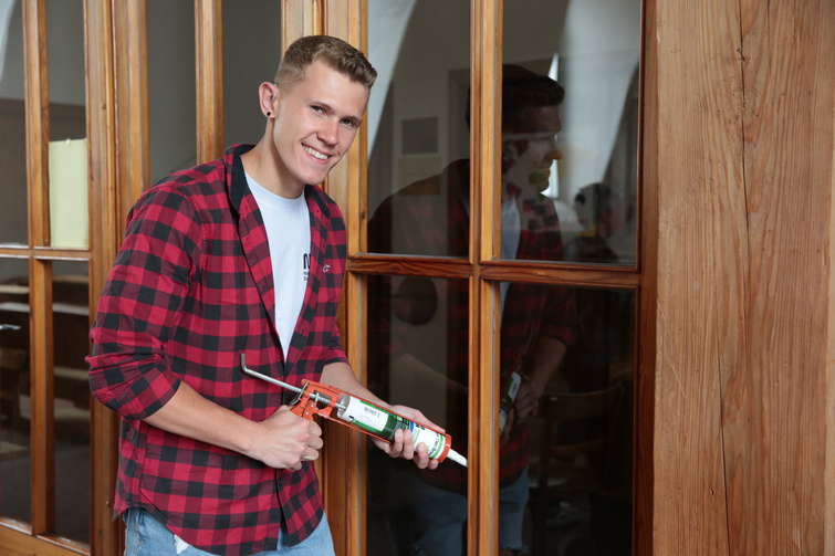 Auf dem Bild sehen Sie Tobias Kohel bei seiner Arbeit als Glaser
