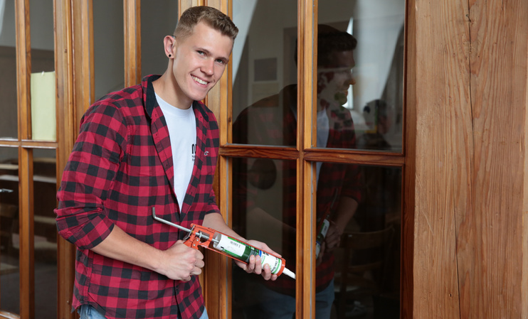 Auf dem Bild sehen Sie Tobias Kohel bei seiner Arbeit als Glaser